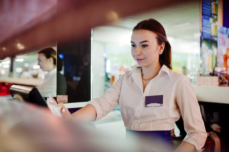 empresas-de-tpv-chica-camarera-trabajando-terminal